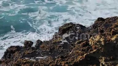海浪溅到礁石视频上